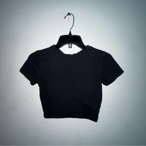 Black shortsleeved crop top